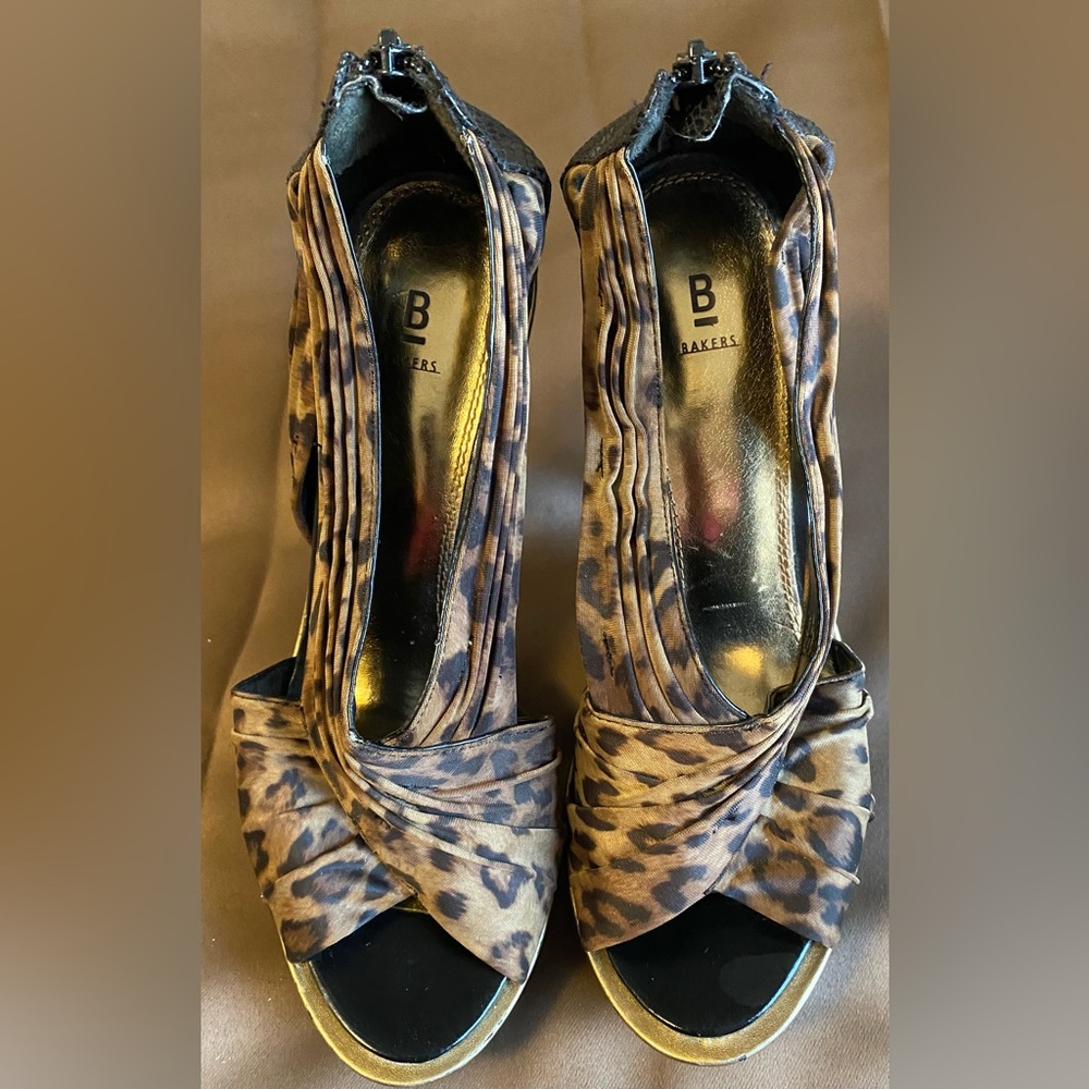 Bakers Giovanna platform leopard print heels size 10